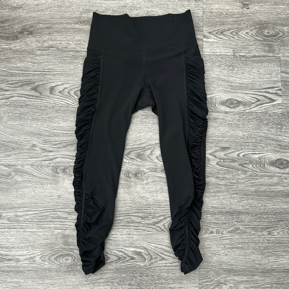 Althleta Salutation Stash pocket mesh leggings. Ruched legs